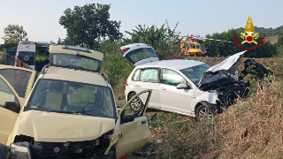 Frontale tra auto nel Maceratese: tre feriti, chiusa la Statale 78